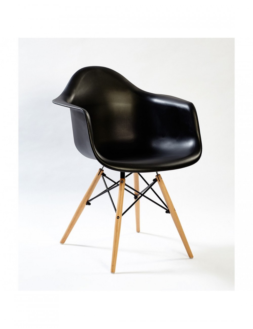 Silla Eames con patas de Madera color Negro