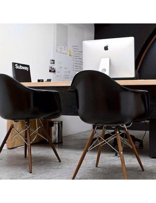 Silla Eames con patas de Madera color Negro